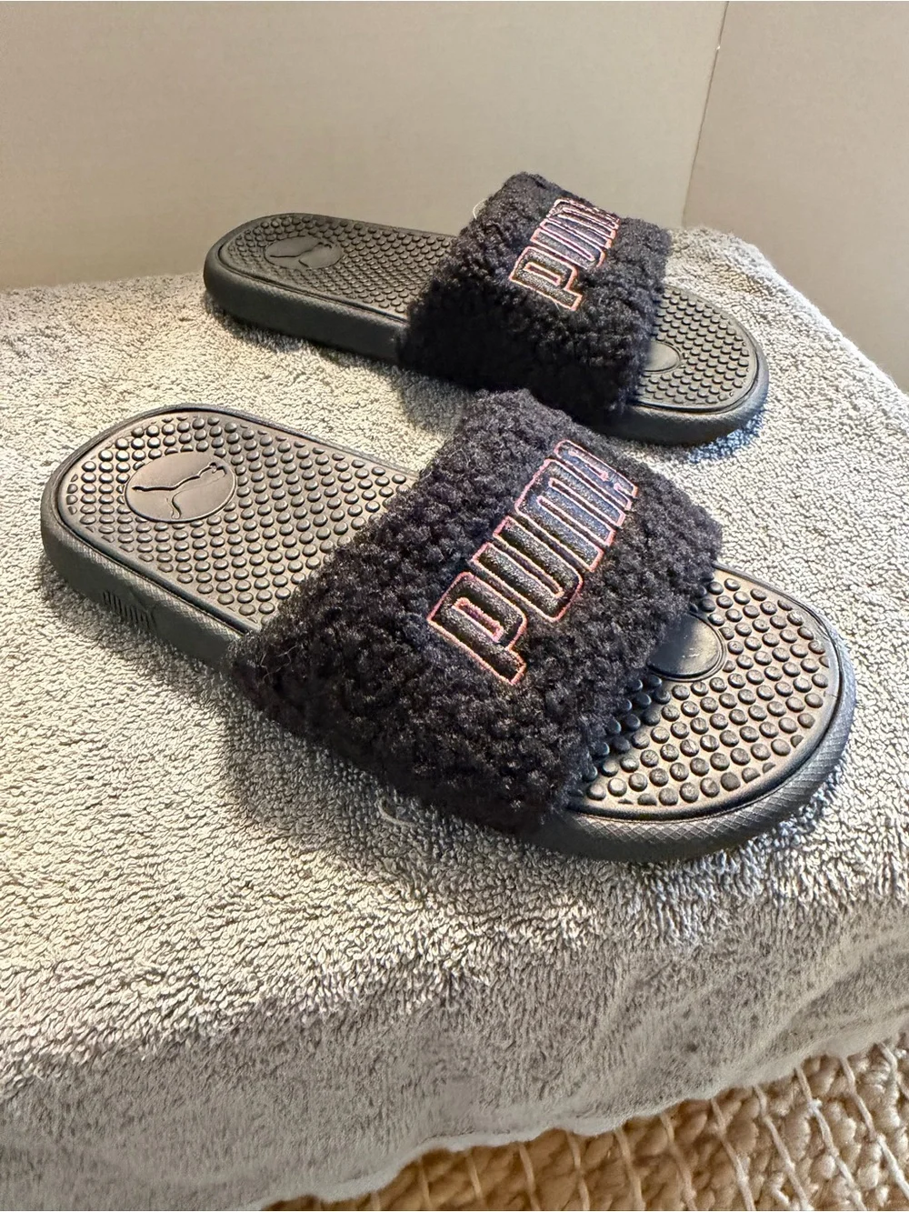 PUMA Black Sherpa Slides Pink Logo Youth Size 3 NWOT